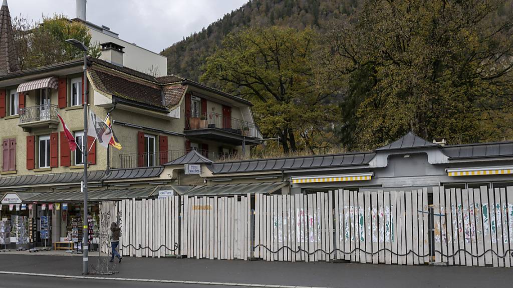 Im Oktober 2020 wurde der Wirt des bekannten Interlakner Lokals Des Alpes in seiner Wohnung über dem Restaurant erschlagen.