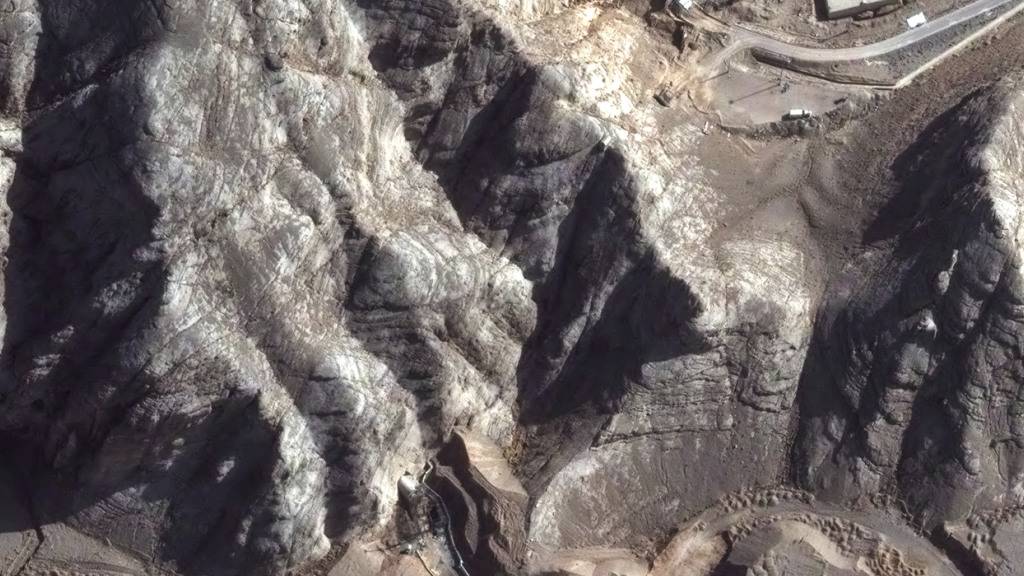 HANDOUT - Dieses von Maxar Technologies zur Verfügung gestellte Satellitenbild vom 24. Juni 2025 zeigt die Tunneleingänge des Isfahan Nuclear Technology Center im Iran nach den jüngsten Luftangriffen. Foto: Uncredited/Maxar Technologies/dpa