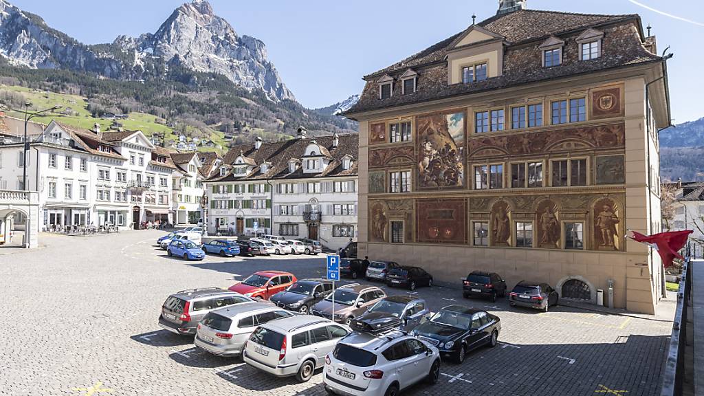 Im Kanton Schwyz - hier das Rathaus im Hauptort - wird erstmals das Transparenzgesetz angewandt. (Archivaufnahme)