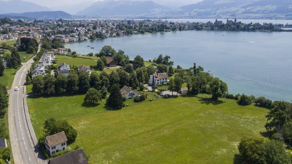 Blick auf das rund 16'000 Quadratmeter grosse Grundstück von Tennisspieler Roger Federer in Rapperswil-Jona. Wann mit dem Bau der Villa mit Tennisplatz begonnen wird, ist noch unklar.