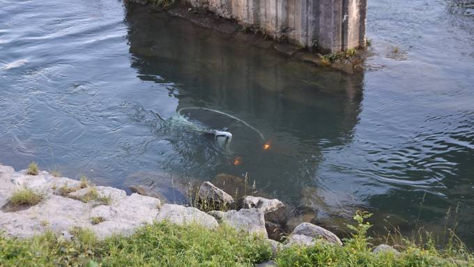 Mann versenkt Elektro-Car in Kanal