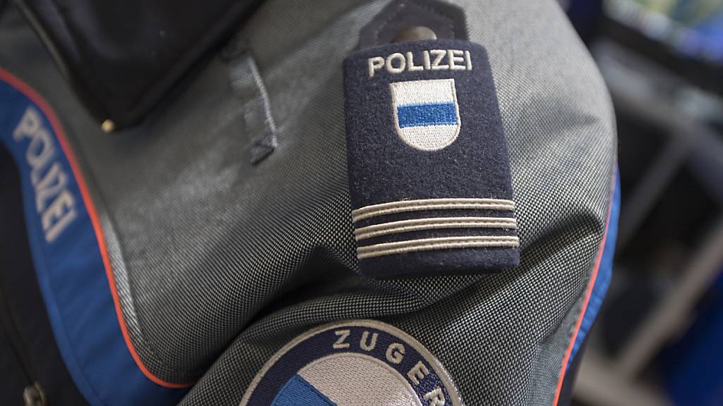 In der Stadt Zug wurde am Samstag ein Mann leblos aufgefunden. Der mutmassliche Täter hatte zuvor eine Frau zu sexuellen Handlungen gezwungen. (Symbolbild)