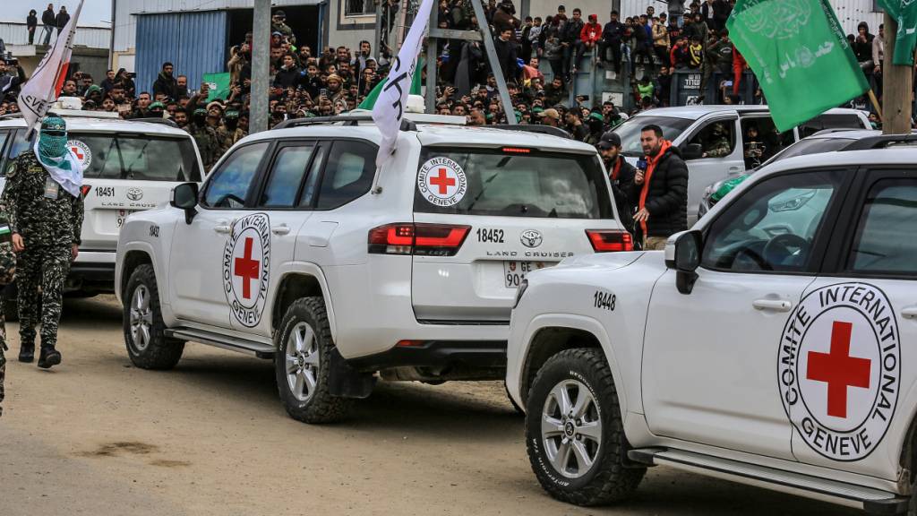 ARCHIV - Autos des Internationalen Roten Kreuzes stehen im Gazastreifen bereit. Foto: Abed Rahim Khatib/dpa/Archivbild