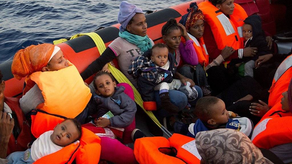 Flüchtlinge aus Eritrea in einem Rettungsboot vor der libyschen Küste. Schätzungen zufolge sind ein Drittel der in der Ägäis umgekommenen Menschen Kinder. (Archivbild)