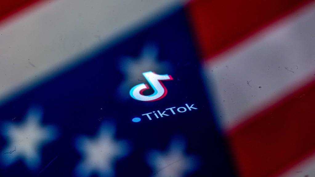 Trump präsentiert sich als Retter von Tiktok in den USA - doch nach einem halben Jahr wird der US-Präsident ungeduldig. Nun bringt sein Handelsminister erneut das Aus der App ins Gespräch. (Archivbild)