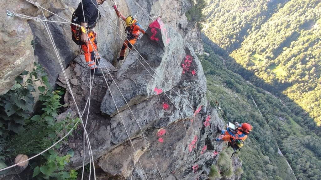 Oberhalb der Strasse ins Calanca-Tal werden in Vorbereitung auf die Sprengarbeiten Bohrlochmarkierungen vorgenommen.