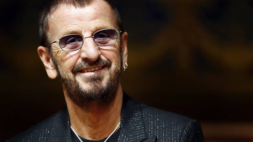ARCHIV - Der britische Musiker Ringo Starr lächelt bei der Eröffnung seiner Ausstellung ‹Arternativelight› im Ozeanographischen Museum. Der Ex-Beatle Ringo Starr feiert am 07.07.2020 seinen 80. Geburtstag. (zu dpa «Peace, Love  Rock'n'Roll: Ex-Beatle Ringo Starr wird 80 Jahre alt») Foto: Sebastien Nogier/epa/dpa