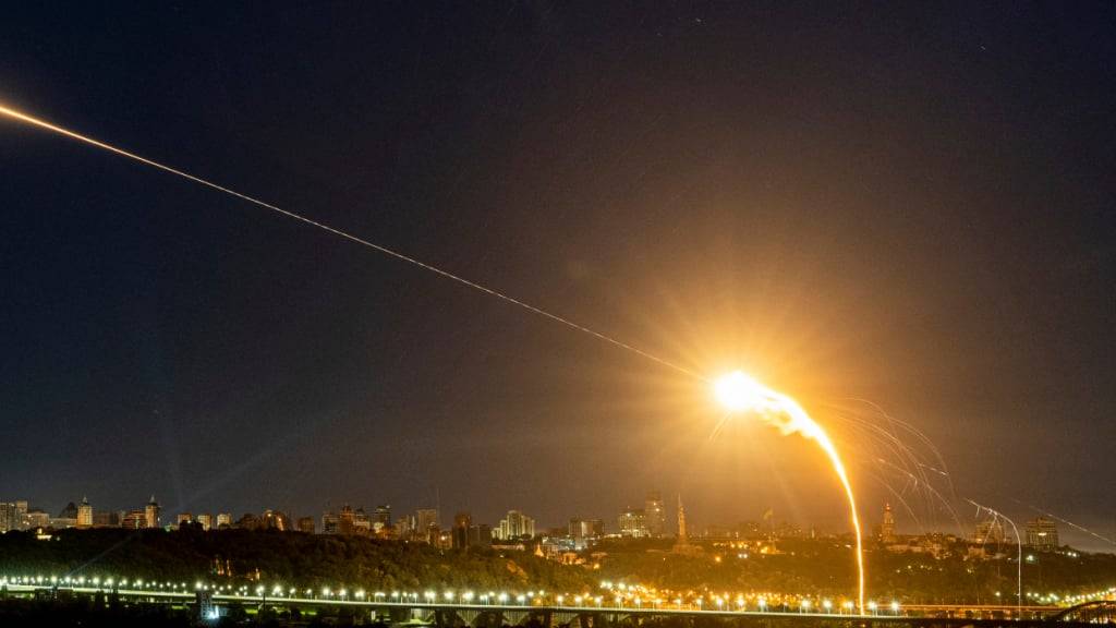 ARCHIV - Die ukrainische Luftabwehr fängt eine Shahed-Drohne in der Luft ab. Foto: Evgeniy Maloletka/AP/dpa