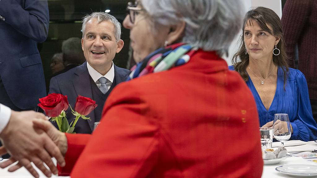 Bundesrat Beat Jans fährt mit seiner Ehefrau Tracy in einem SBB-Zug von Bern nach Basel. In seiner Heimatstadt steigt heute Donnerstag eine grosse Feier zu Ehren des ersten Bundesrats seit 50 Jahren: Es gibt sogar Freinacht.