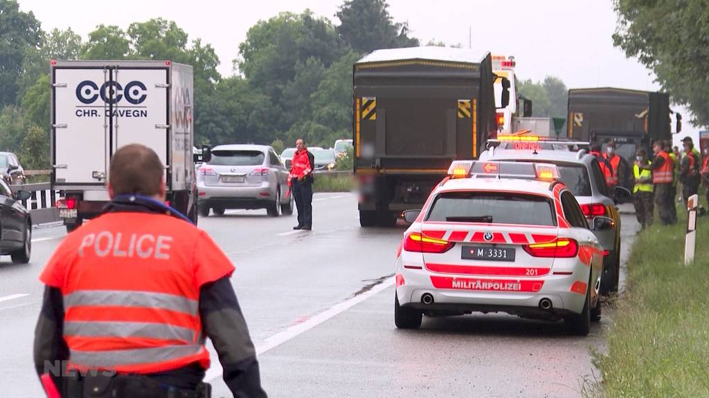 Kilometerlanger Stau: Unfall mit vier Militärfahrzeugen auf A6