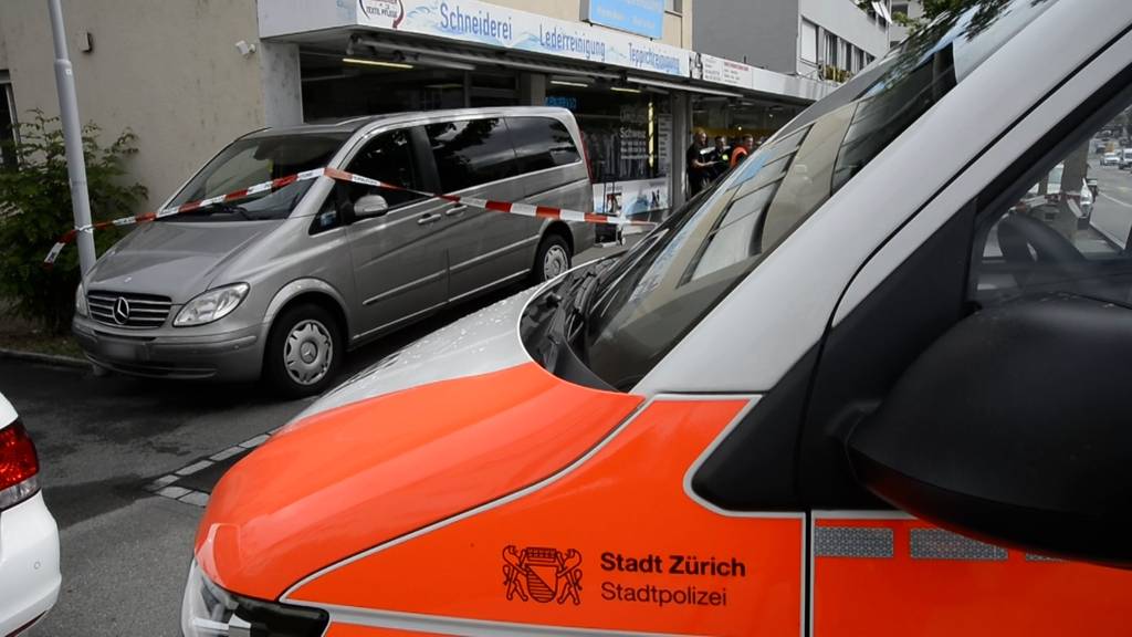 Mann mit Stichwaffe im Kreis 11 angegriffen und verletzt