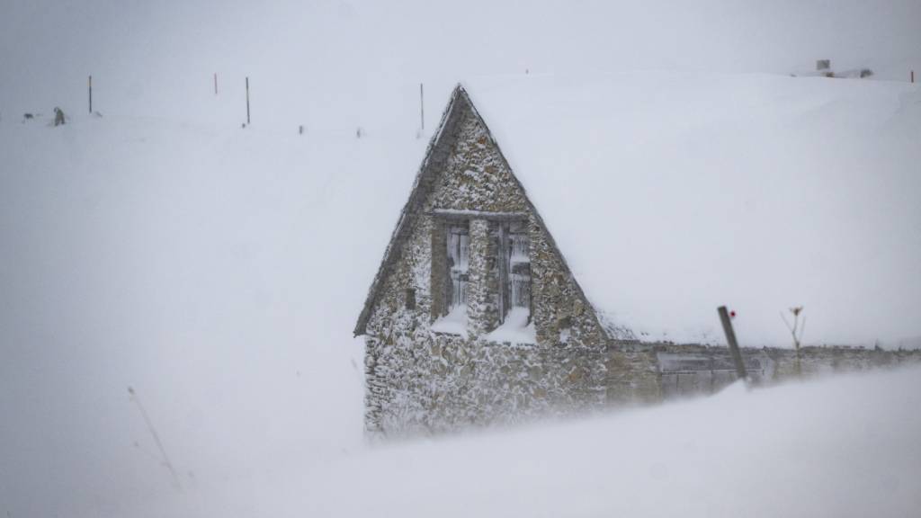 Die starken Schneefälle liessen in Graubünden teilweise den Strom ausfallen. (Symbolbild)