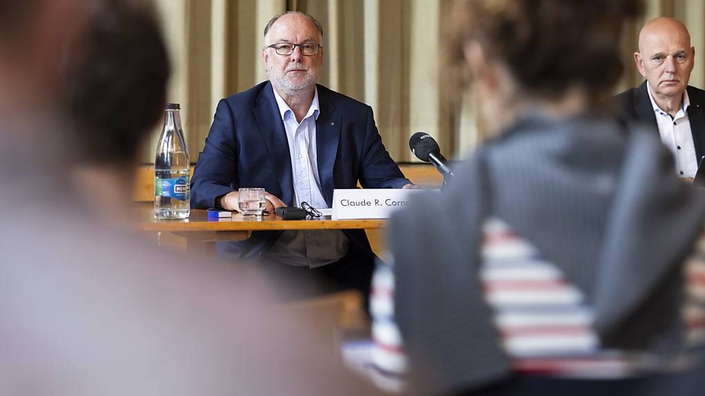 Der Flaschen- und Glasverpackungshersteller Vetropack will sein letztes Schweizer Werk in St-Prex bis Ende August nun definitiv schliessen. Im Bild an der Medienkonferenz sind Verwaltungsratspräsident, Claude Cornaz (links) und Konzernchef Johann Reiter.