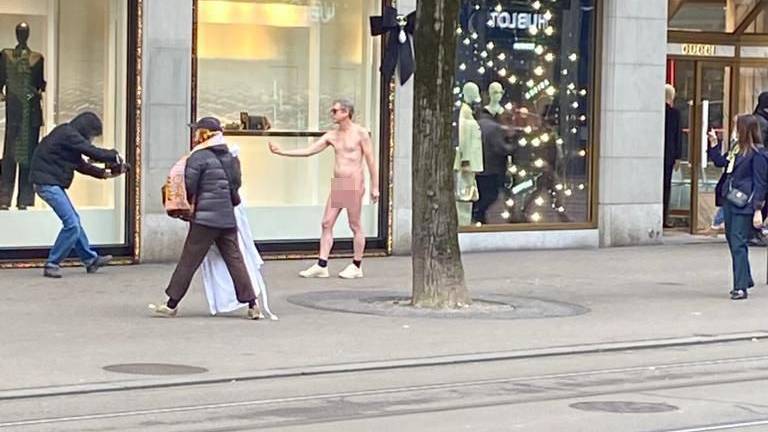 Nackter Mann zeigt Fotograf vor Chanel-Boutique Stinkefinger