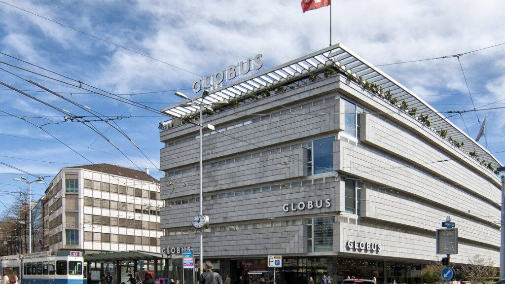 Die Zukunft der Warenhauskette Globus ist wegen der Insolvenz der Besitzerin Signa ungewiss. Globus-CEO Franco Savastano bleibt dennoch zuversichtlich. Die thailändische Mitbesitzerin Central Group stehe «voll hinter Globus», sagte er in einem Interview.(Archivbild)