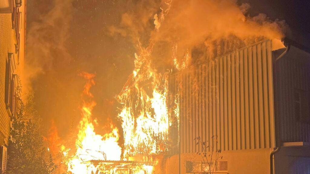 Der Brand in einem Gartenhaus in Uttwil TG griff auf zwei angrenzende Wohnliegenschaften über. Es gab keine Verletzten.