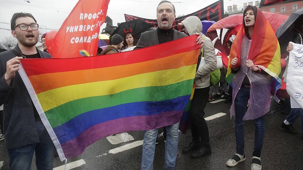 ARCHIV - Der Oberste Gerichtshof in Russland hat die LGBTQ+-Community als «extremistisch» eingestuft und damit die Rechte schwuler, lesbischer und anderer queerer Menschen weiter massiv eingeschränkt. Foto: ---/AP/dpa