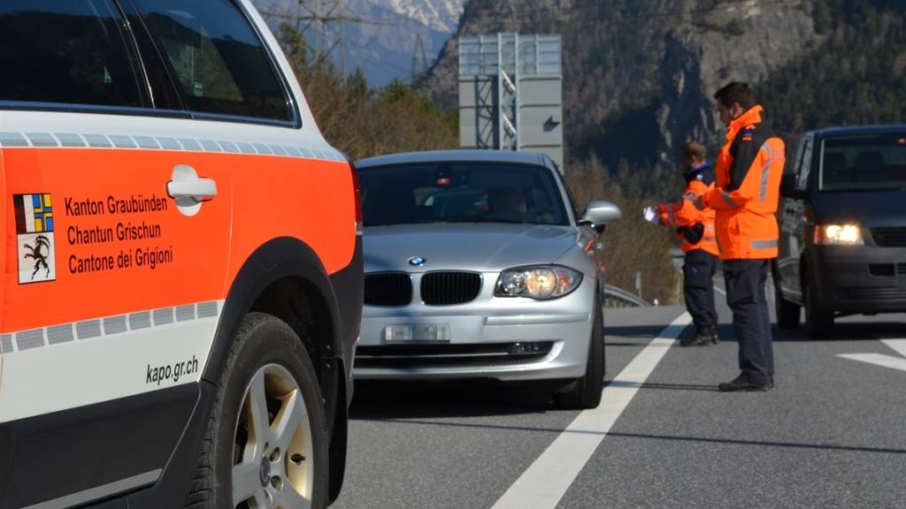 Die Bündner Kantonspolizei hat im Oberengadin eine italienische Raserin aus dem Verkehr gezogen. (Symbolbild)