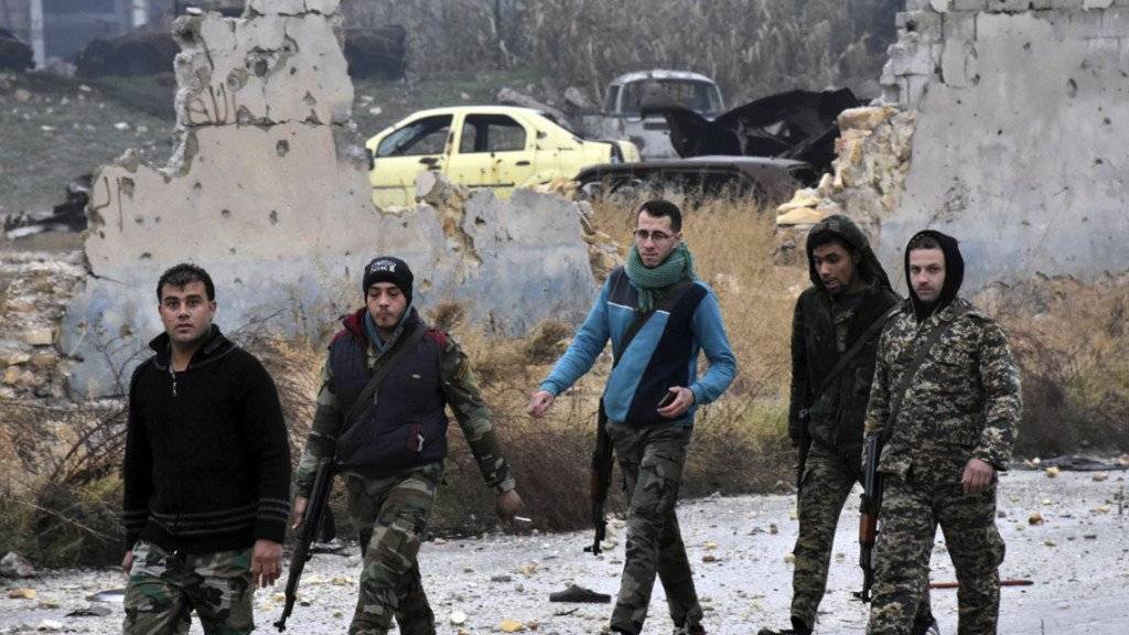 Syrische Einheiten in den von ihnen zerstörten und eroberten Strassen Ost-Aleppos