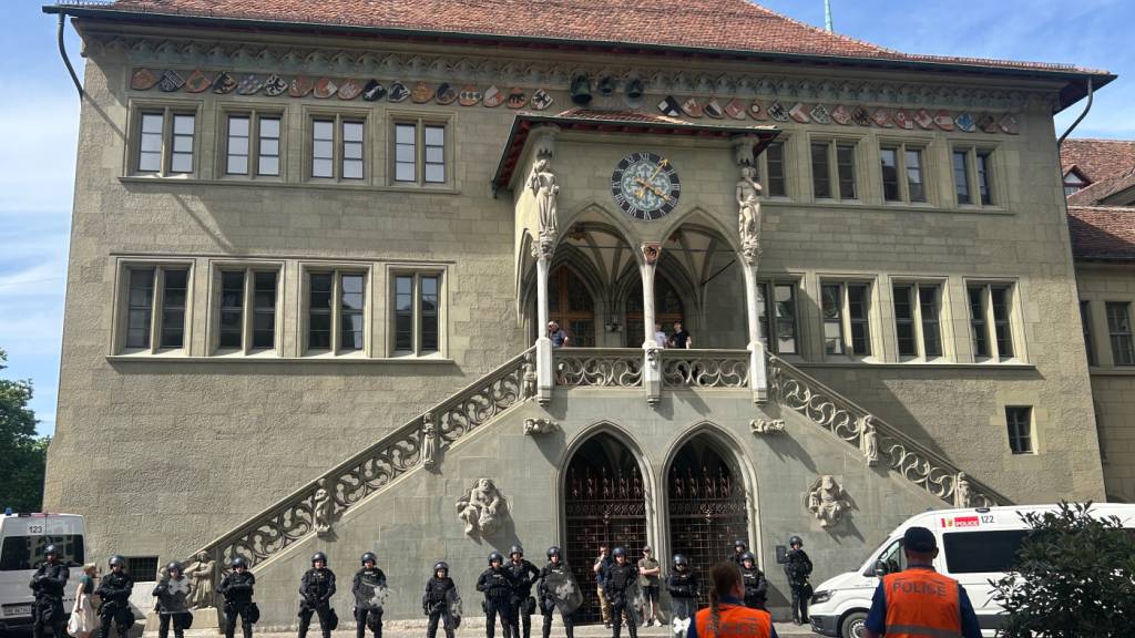 Am vergangenen Samstag formierten sich Polizisten in Kampfmontur vor dem Rathaus, bevor die Demo der Antifa an ihnen vorbeizog. (Archivbild)