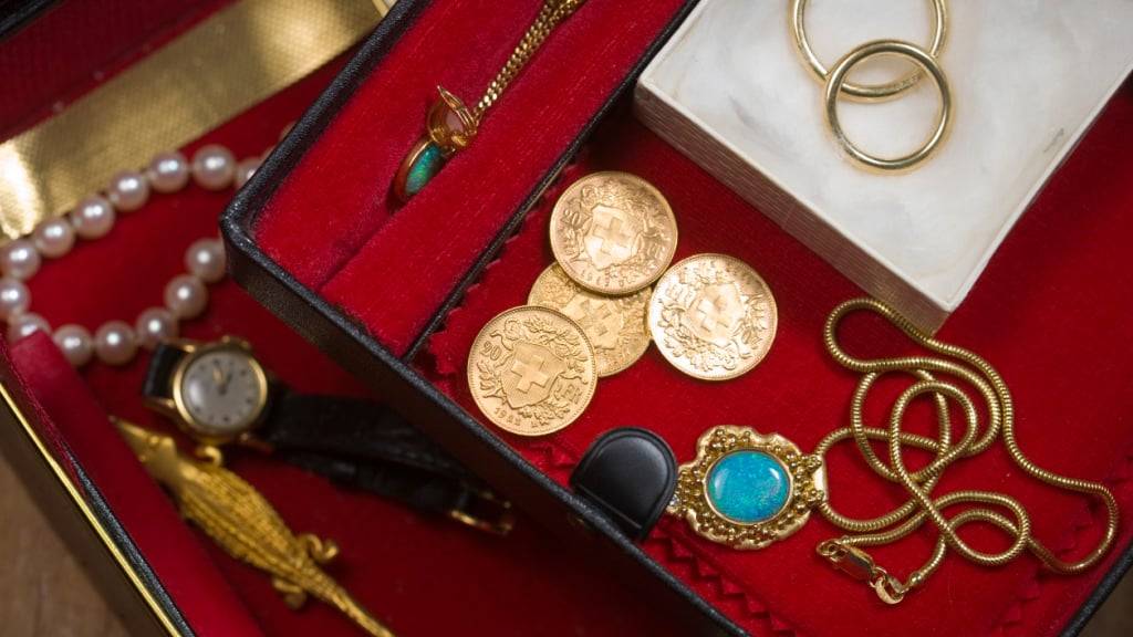 Schmuck, Goldvrenelis, Broschen, eine Perlenkette und Goldringe in einer Schmuckschatulle. (Symbolbild)