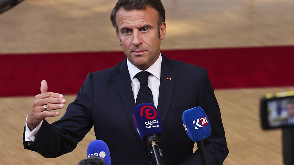 Emmanuel Macron, Präsident von Frankreich, spricht mit Journalisten während des dritten EU-Gipfel mit Staaten aus Karibik und Lateinamerika. Foto: Francois Walschaerts/AP/dpa