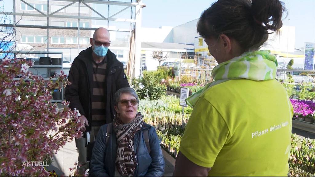 Das Frühlingswetter lockt die Menschen in die Gartencenter