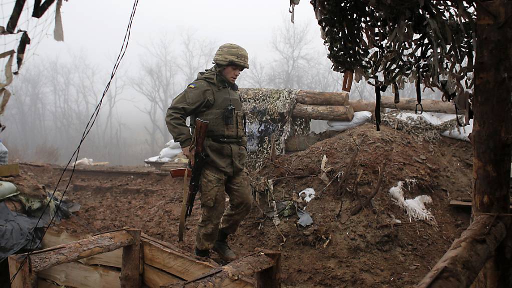 ARCHIV - Das Archivfoto zeigt einen ukrainischen Soldaten an der Frontlinie in der Region Donezk. Foto: Vitali Komar/AP/dpa