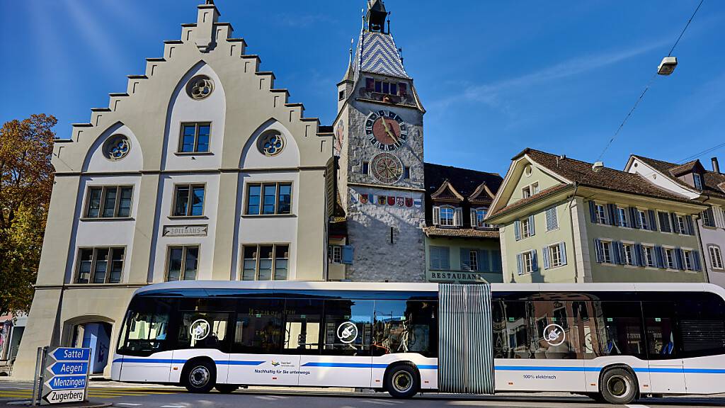 Ein Bus der Zugerland Verkehtsbetriebe auf dem Kolinsplatz in Zug.