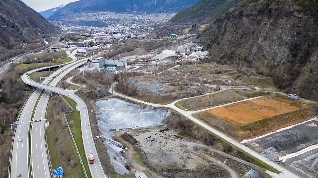 Blick auf die ehemalige Deponie Gamsenried im Oberwallis. Der Sandort und seine Umgebung sind mit Quecksilber und anderen Schadstoffen belastet.