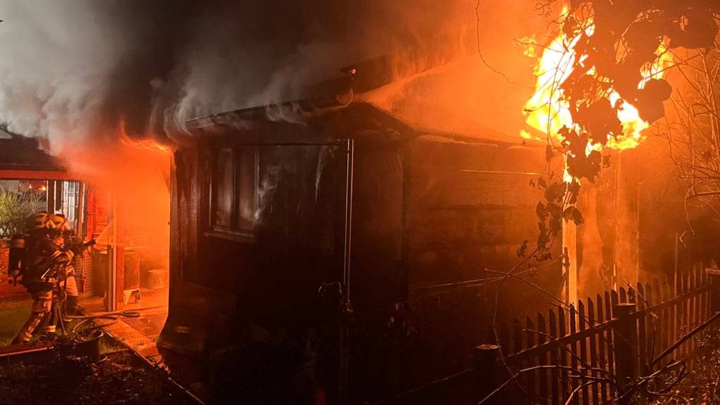 Am frühen Montagmorgen fing ein Gartenhäuschen in Emmenbrücke Feuer.