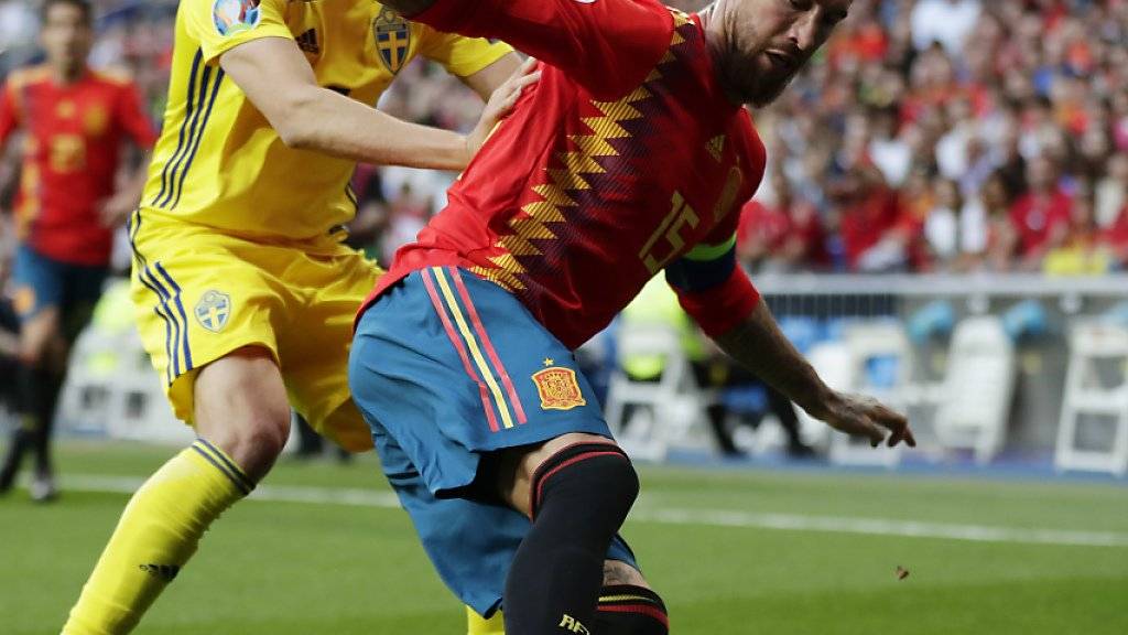 Spaniens Penaltytorschütze Sergio Ramos (rechts) im Duell mit Ludwig Augustinsson