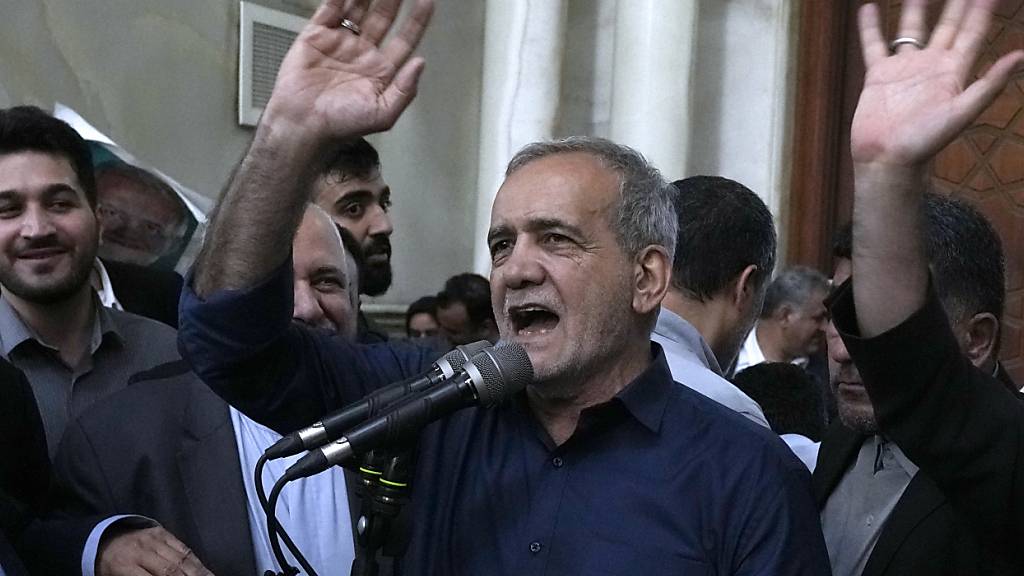 Der gewählte iranische Präsident Massud Peseschkian spricht nach der Präsidentschaftswahl am Schrein des verstorbenen Revolutionsführers Khomeini außerhalb von Teheran. Foto: Vahid Salemi/AP
