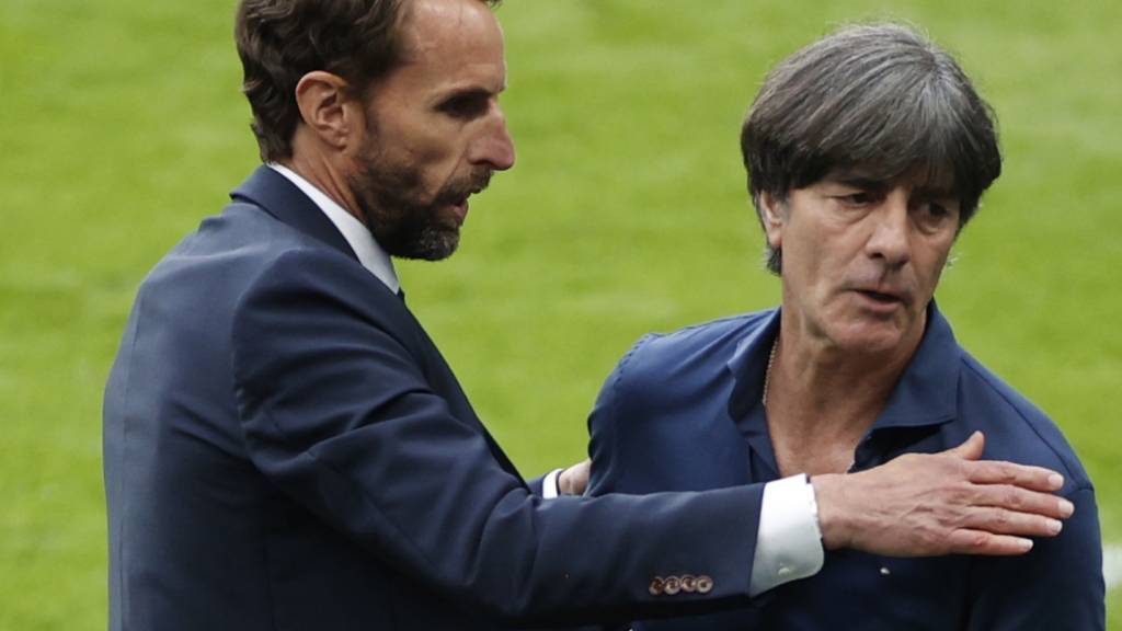 ... und fühlt mit Joachim Löw (rechts)