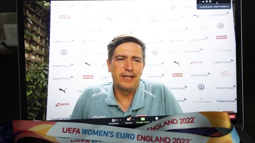 Der damalige Schweizer Nationaltrainer Nils Nielsen 2022 an der EM in England in einem Videocall aus dem Hotel, als fast die Hälfte der Schweizer Delegation wegen eines Magen-Darm-Virus flach lag