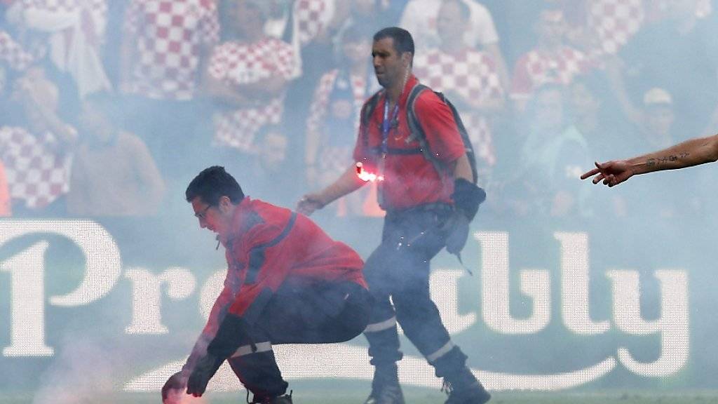Der Grund für die Untersuchung der UEFA: Fackeln aus dem kroatischen Fanblock während der Partie gegen Tschechien