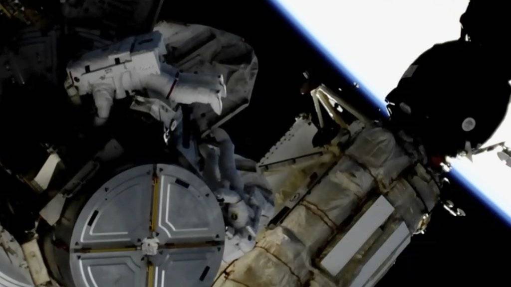 An der Raumstation ISS wurden laut der Nasa am Freitag sechs Stunden lang wichtige Aussenarbeiten durchgeführt.