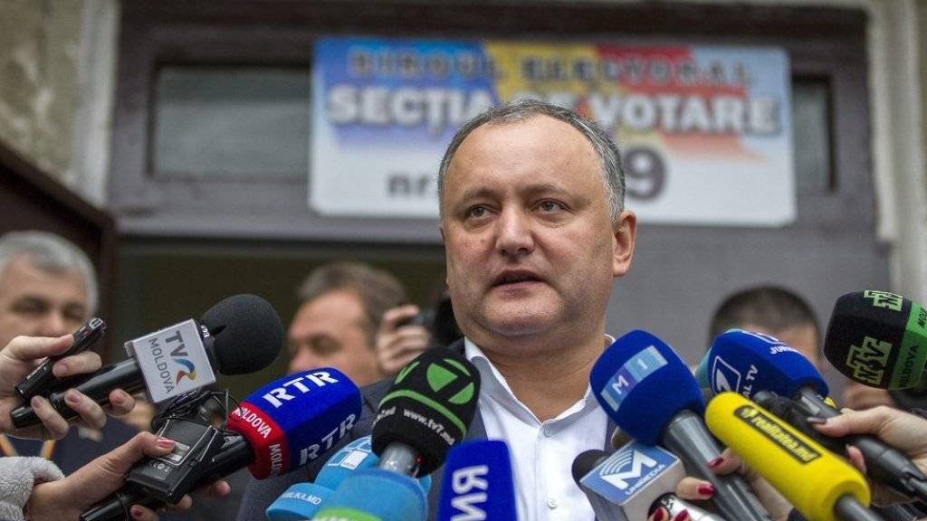 Gilt als Favorit bei der Entscheidung über das höchste Staatsamt in der früheren Sowjetrepublik Moldau: der Sozialist Igor Dodon, hier nach seiner Stimmabgabe in der Hauptstadt Chisinau.