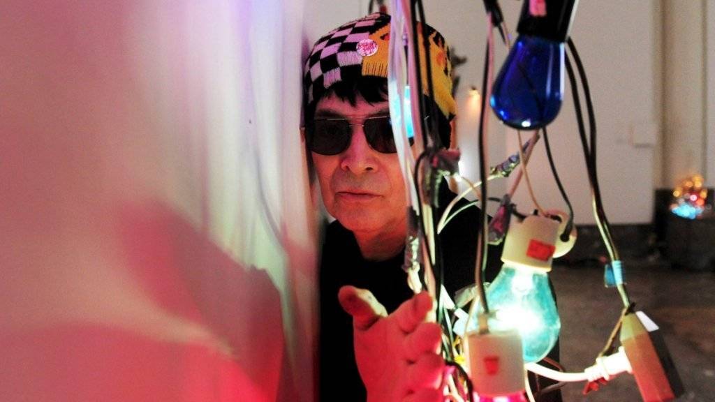 Alan Vega 2008 in seiner Ausstellung «'It's not only Rock ‹n› Roll, Baby!» in Brüssel.. Alan Vega, Frontmann der Band Suicide, starb in der Nacht auf sonntag.