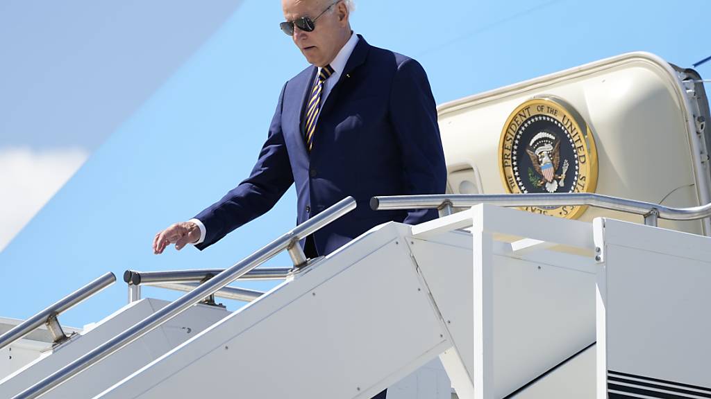 Joe Biden, Präsident der USA, steigt aus der Air Force One auf dem Milwaukee International Airport. Foto: Jacquelyn Martin/AP/dpa