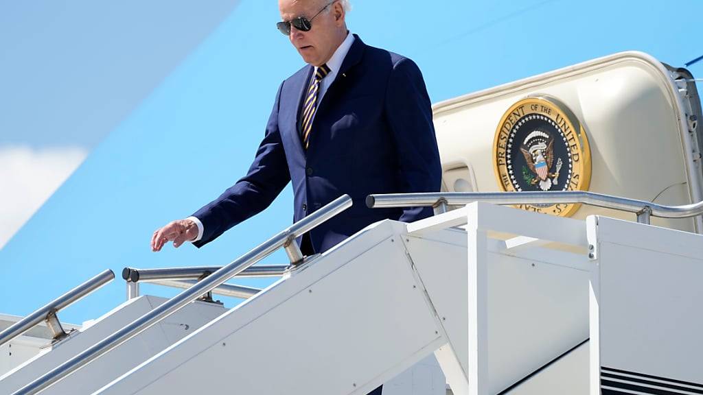 Joe Biden, Präsident der USA, steigt aus der Air Force One auf dem Milwaukee International Airport. Foto: Jacquelyn Martin/AP/dpa