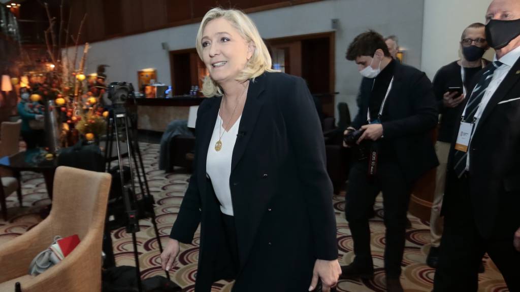 Die Vorsitzende der französischen rechtsextremen Partei Marine Le Pen geht zu einem Briefing mit Reportern. Die Führer der rechtspopulistischen Parteien trafen sich, um zu erörtern, wie sie zusammenarbeiten können, um die Europäische Union zu verändern.