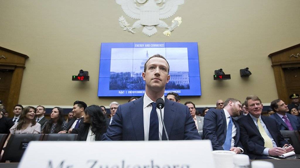 Tag 2 vor den Kongressausschüssen: Zuckerberg kündigt besseren Datenschutz bei Facebook an.