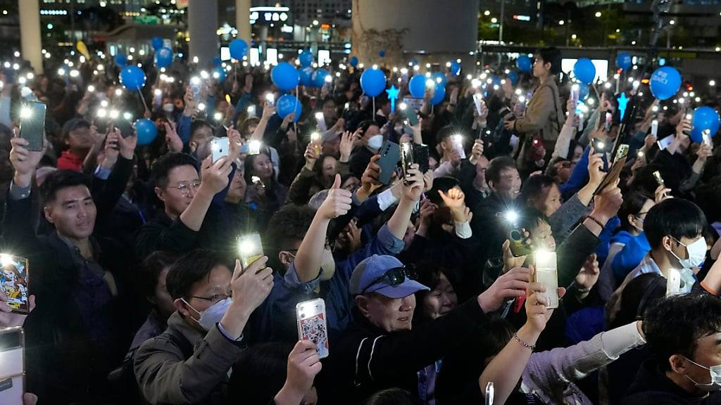 Anhänger der größten Oppositionspartei, der Demokratischen Partei, jubeln während einer Wahlkampfveranstaltung in Seoul. Foto: Ahn Young-joon/AP/dpa