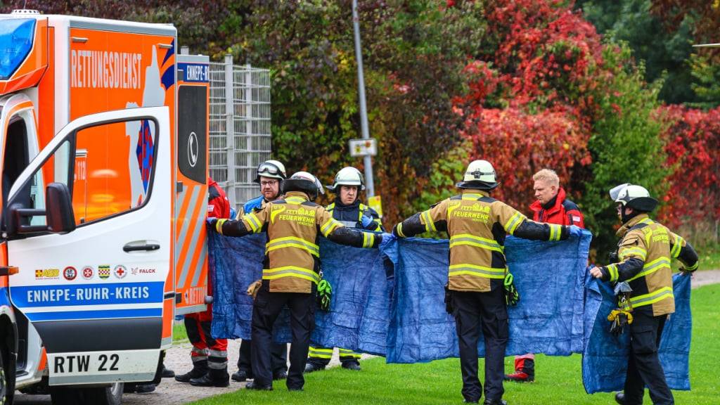 Einsatzkräfte stehen neben einem Krankenwagen. Die neu gewählte Bürgermeisterin von Herdecke, Iris Stalzer (SPD), ist lebensgefährlich verletzt in ihrer Wohnung gefunden worden. Sie habe mehrere Messerstiche erlitten, hieß es aus Sicherheitskreisen. Foto: Alex Talash/dpa