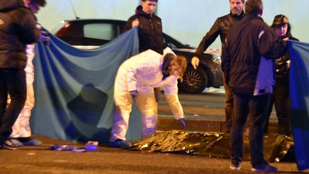 Polizisten bedecken den leblosen Körper Amris: Der mutmassliche Berlin-Attentäter wurde bei einer Kontrolle in Mailand erschossen.