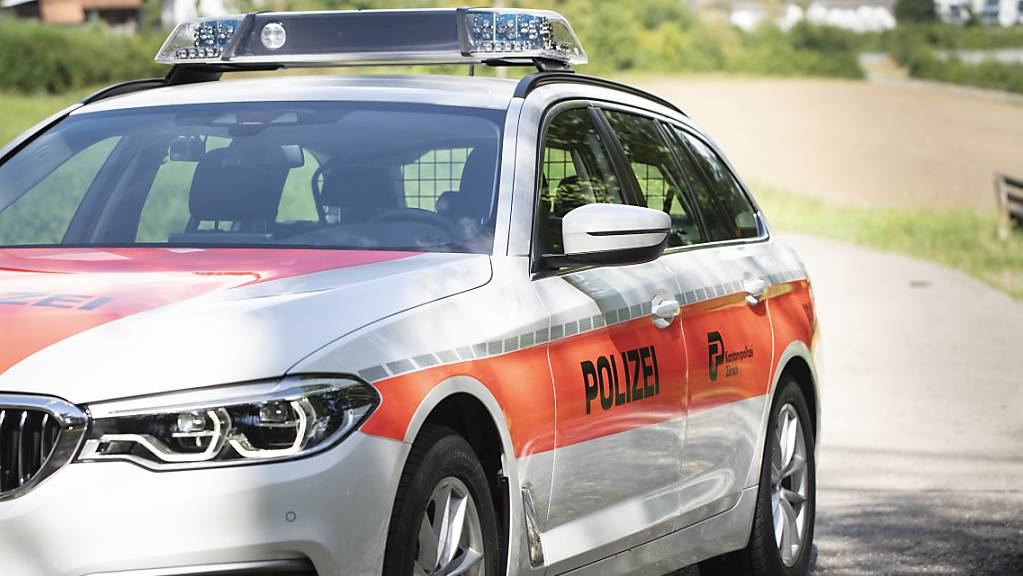 Die Kantonspolizei Zürich fahndet nach einem Mann, der am Sonntagmorgen in Bülach einen Tankstellenshop überfallen hat. (Symbolbild)