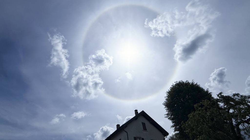 Das Wetterphänomen Halo rund um die Sonne war am Sonntag in Pruntrut im Jura zu beobachten.