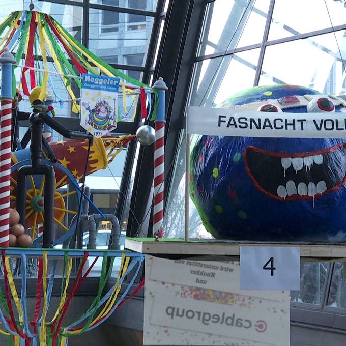 Die traditionelle Fasnachts-Dekoration im Bahnhof Luzern hängt wieder