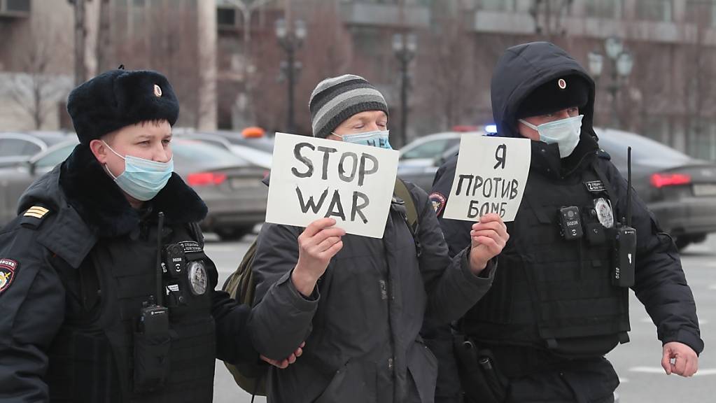 Bei Strassenprotesten gegen Putins Krieg gab es seit Donnerstag mehr als 2000 Festnahmen.
